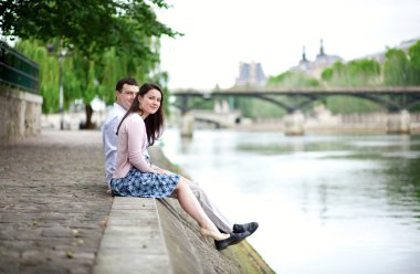 neşeli çift setin Paris'te oturuyor