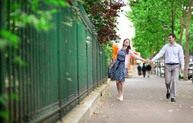 dating çift Paris'te yürüyüş