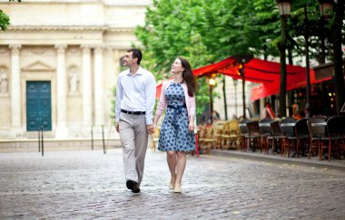 Paris'te Sokak kafe yürüme Çift