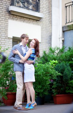 güzel Romantik Çift evlerinin Montmartre sarılma
