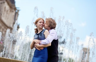 seven çift Paris'te genç fountain öpüşme