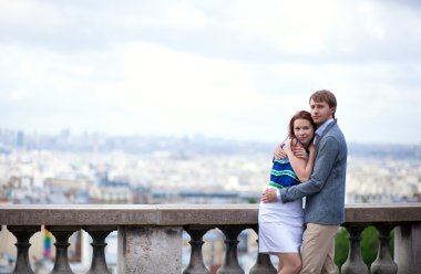 duygusal Romantik Çift Montmartre Paris sarılma