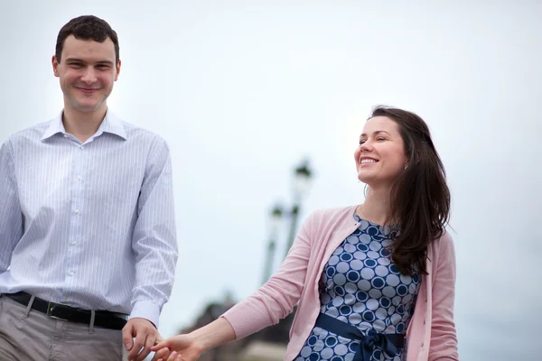 Nahaufnahme eines glücklichen Paares, das Hand in Hand geht — Stockfoto