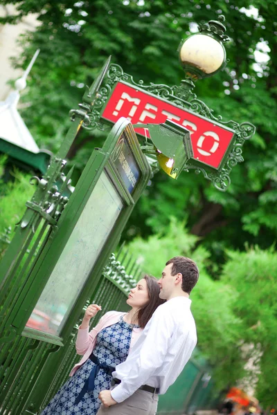 Schönes Paar schaut sich den U-Bahn-Plan an — Stockfoto