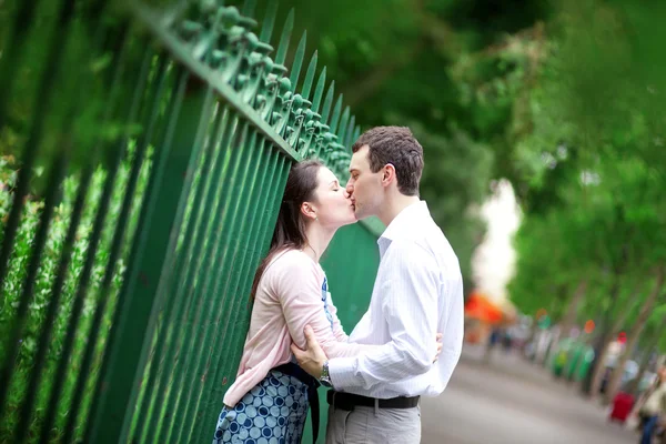 Kissing couple in Paris on the street — Stock Photo, Image