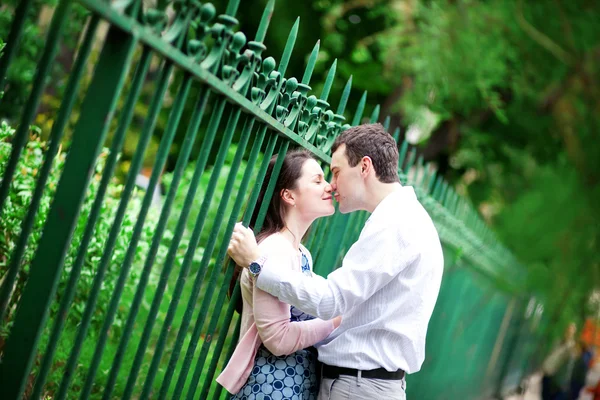 Hermosa pareja de besos en París en la calle —  Fotos de Stock
