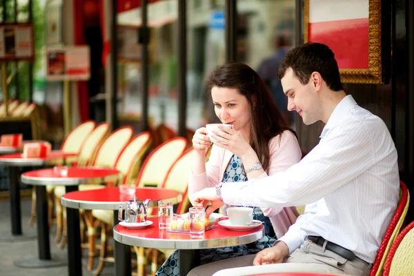 Pareja feliz tomando café en un café al aire libre parisino — Foto de Stock