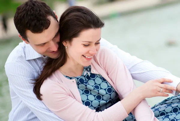 Feliz pareja sonriente disfrutando de su tiempo juntos —  Fotos de Stock