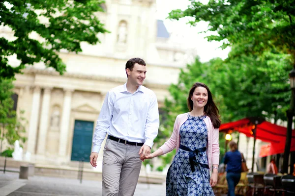 Feliz pareja positiva caminando en París cerca de un café de la calle —  Fotos de Stock