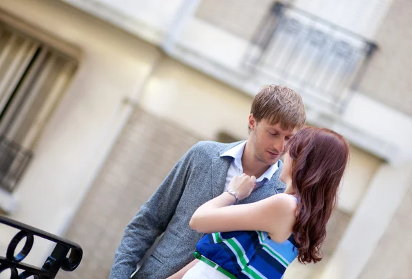 Mooie romantische paar praten en knuffelen op de straat — Stockfoto