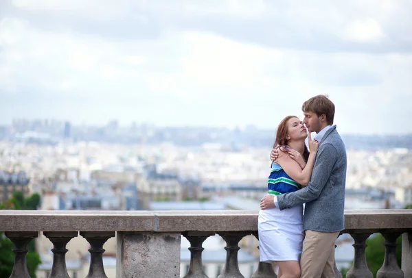 Sensual romantic couple on Montmartre in Paris — Stock Photo, Image