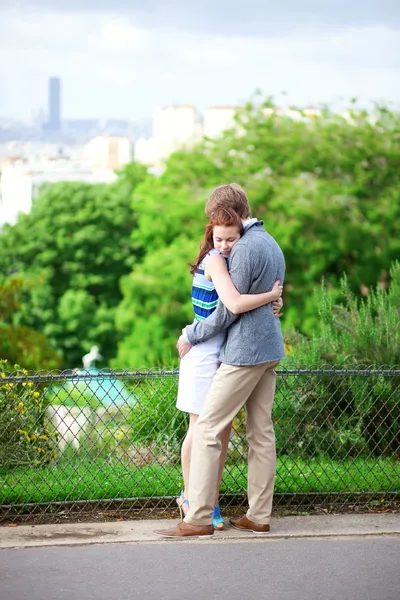 Duygusal Romantik Çift şefkatle montmartr Park'ta sarılma — Stok fotoğraf