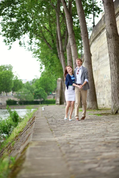 Cheerful couple is dancing on the Seine embankment in Paris — Stock Photo, Image