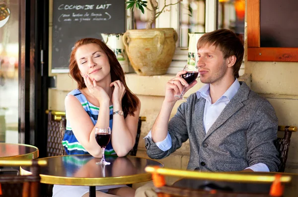 Hermosa pareja disfrutando de sus copas de vino tinto en un café —  Fotos de Stock