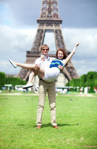 Fechar-se de feliz casal positivo se divertindo perto do towe Eiffel — Fotografia de Stock