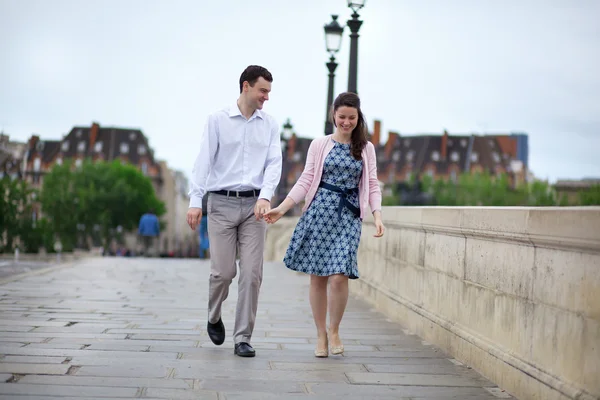 Daten paar in Parijs lopen hand in hand — Stockfoto