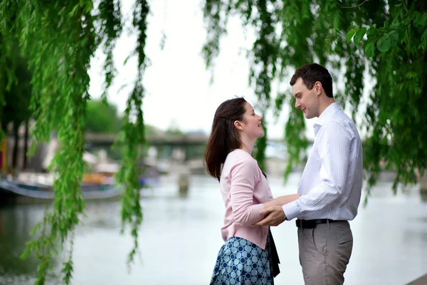 Romantické rande pár v pařížském parku — Stockfoto