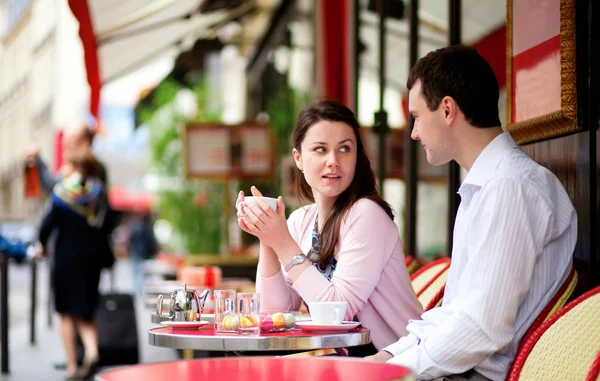 Glückliches Paar trinkt Kaffee oder Tee in einem Pariser Café — Stockfoto