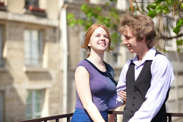 Pareja joven divirtiéndose al aire libre — Foto de Stock