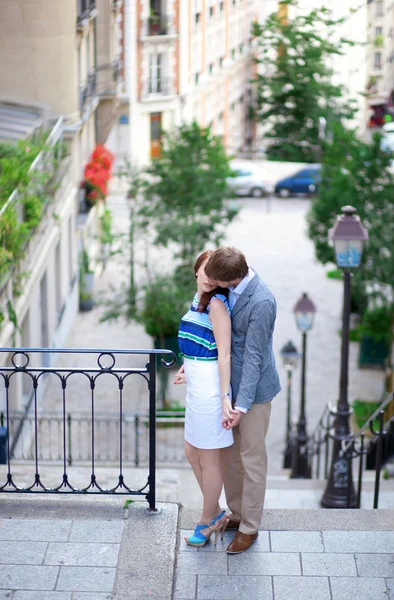 Hermosa pareja besándose en las escaleras de Montmartre en París — Foto de Stock