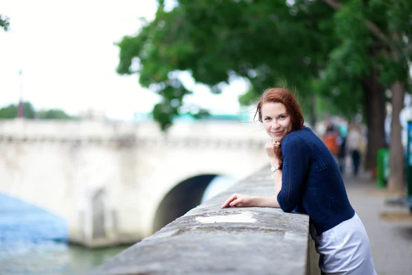 Улыбающаяся юная леди на набережной Сены в Париже — стоковое фото