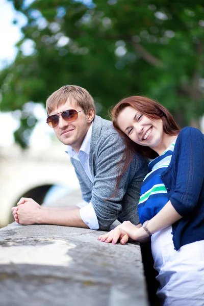 Heureux rire couple avoir amusant à l'extérieur — Photo