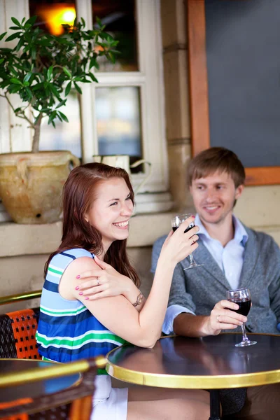 Güzel çift bir kafede kırmızı şarap içme — Stok fotoğraf