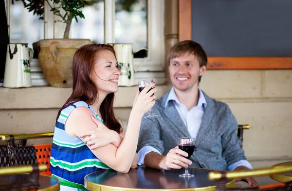 Красивая пара наслаждается своим красным вином в кафе — стоковое фото