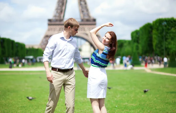 Primer plano de feliz pareja positiva bailando cerca de la torre Eiffel —  Fotos de Stock