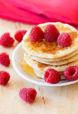 Ahududu ile krep yığını