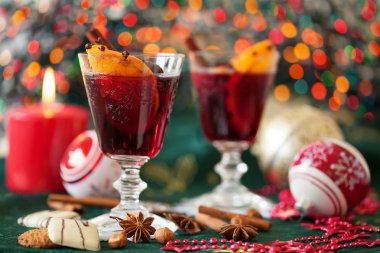 iki bardak backgrou Noel ışıkları ile mulled şarap