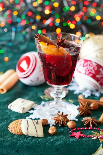 Glas Glühwein und Plätzchen — Stockfoto