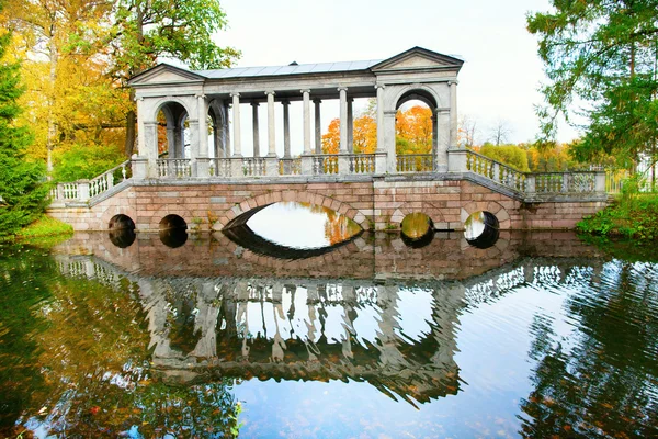 Marmor bridge i catherine park av Pusjkin, Sankt petersburg — Stockfoto