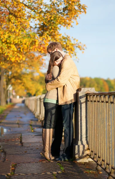 Coppia innamorata teneramente abbracciata sul terrapieno Fontanka a Sa — Foto Stock