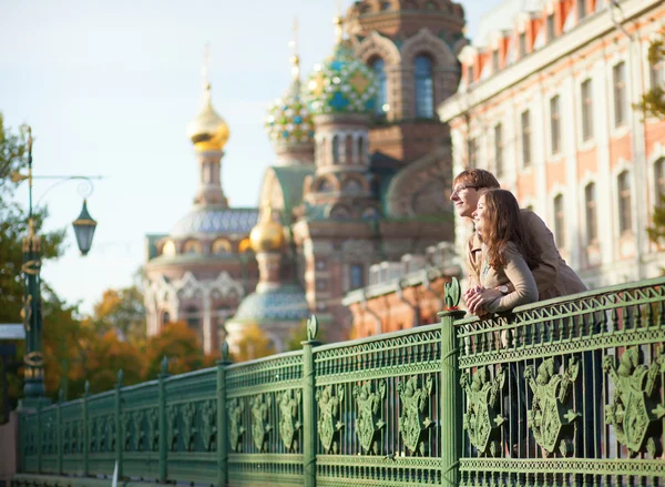 Счастливая пара у церкви Спаса на Крови в Сент-Пет — стоковое фото