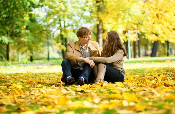 Giovane uomo e donna in un parco entro l'autunno — Foto Stock