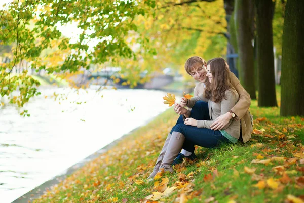 Bella coppia sorridente godendo calda giornata autunnale — Foto Stock