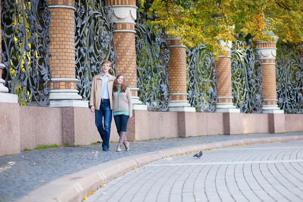 Couple walking by the beautiful grill of Mikhailovsky (Michael) — Stock Photo, Image