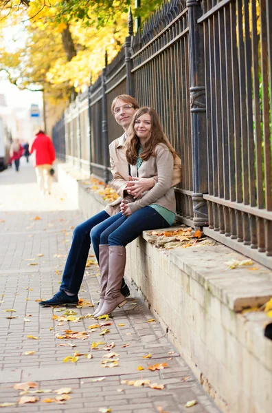 Hermosa pareja en la calle de la ciudad por otoño — Foto de Stock