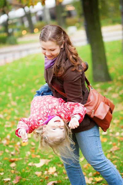 Mor och dotter har roligt utomhus — Stockfoto