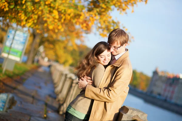 Lyckliga par i kärlek på fontanka banvallen i saint-petersb — Stockfoto