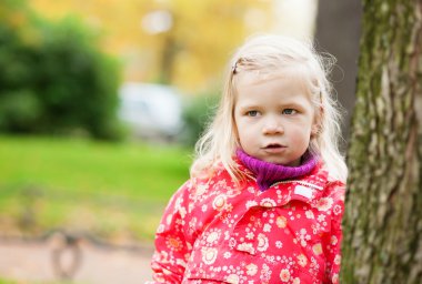 sonbahar portresi açık: küçük kız