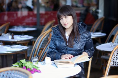 kitap Paris Caddesi Café esmer güzel bir kadınla