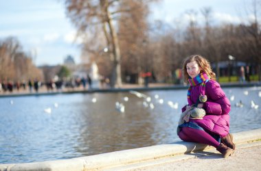 Tuileries Parkı Paris'in gülümseyen genç kız