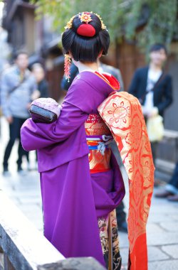 genç bir maiko bir sokakta gion, kyoto, Japonya