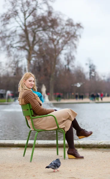 Vacker kvinna i tuilleries trädgård i paris, Frankrike — Stockfoto