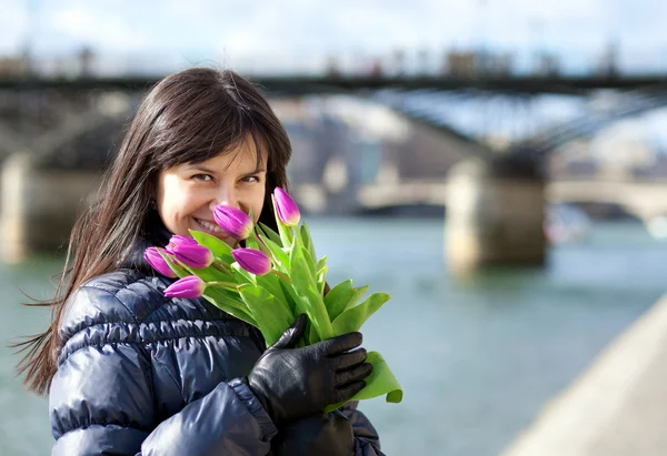 Felice bella ragazza con i tulipani godendo la giornata di primavera a Parigi — Foto Stock