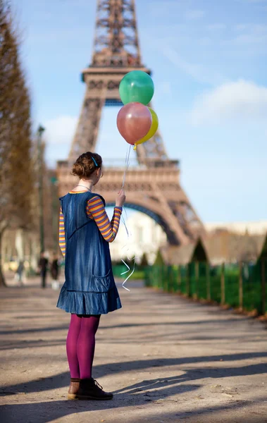 Chica en ropa brillante con globos de colores en París, cerca de la —  Fotos de Stock