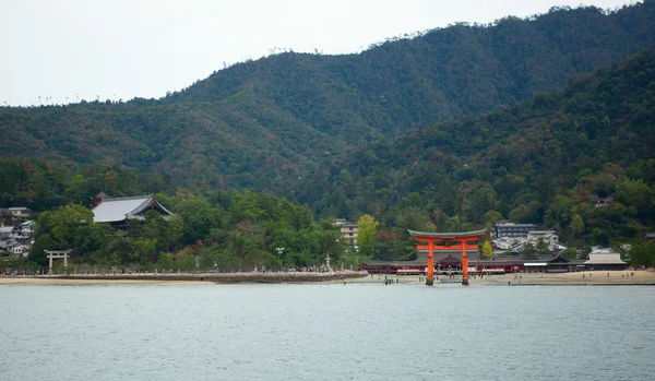 Hermosa vista de la puerta de Torii en Miyajima, cerca de Hiroshima, Japón — Foto de Stock