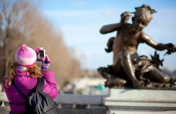 Tourist girl in Paris, taking picture on the Pont Alexandre III — Stock Photo, Image